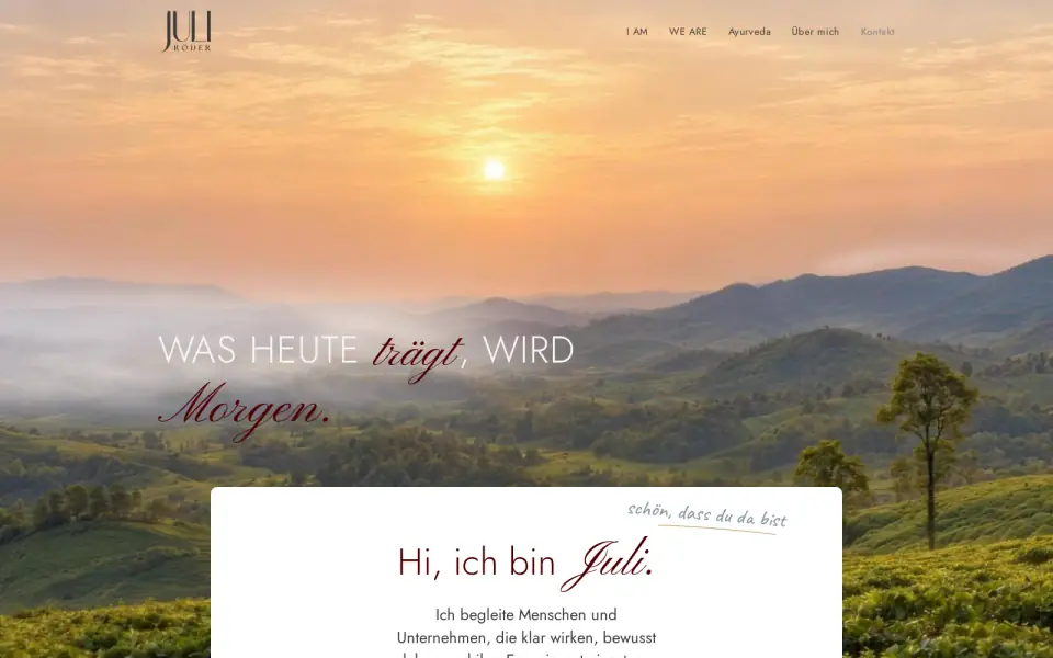 Startseite von Juli Röder: Landschaft im Morgenlicht, der Satz „Was heute trägt, wird Morgen.“ und die Begrüßung „Hi, ich bin Juli.“